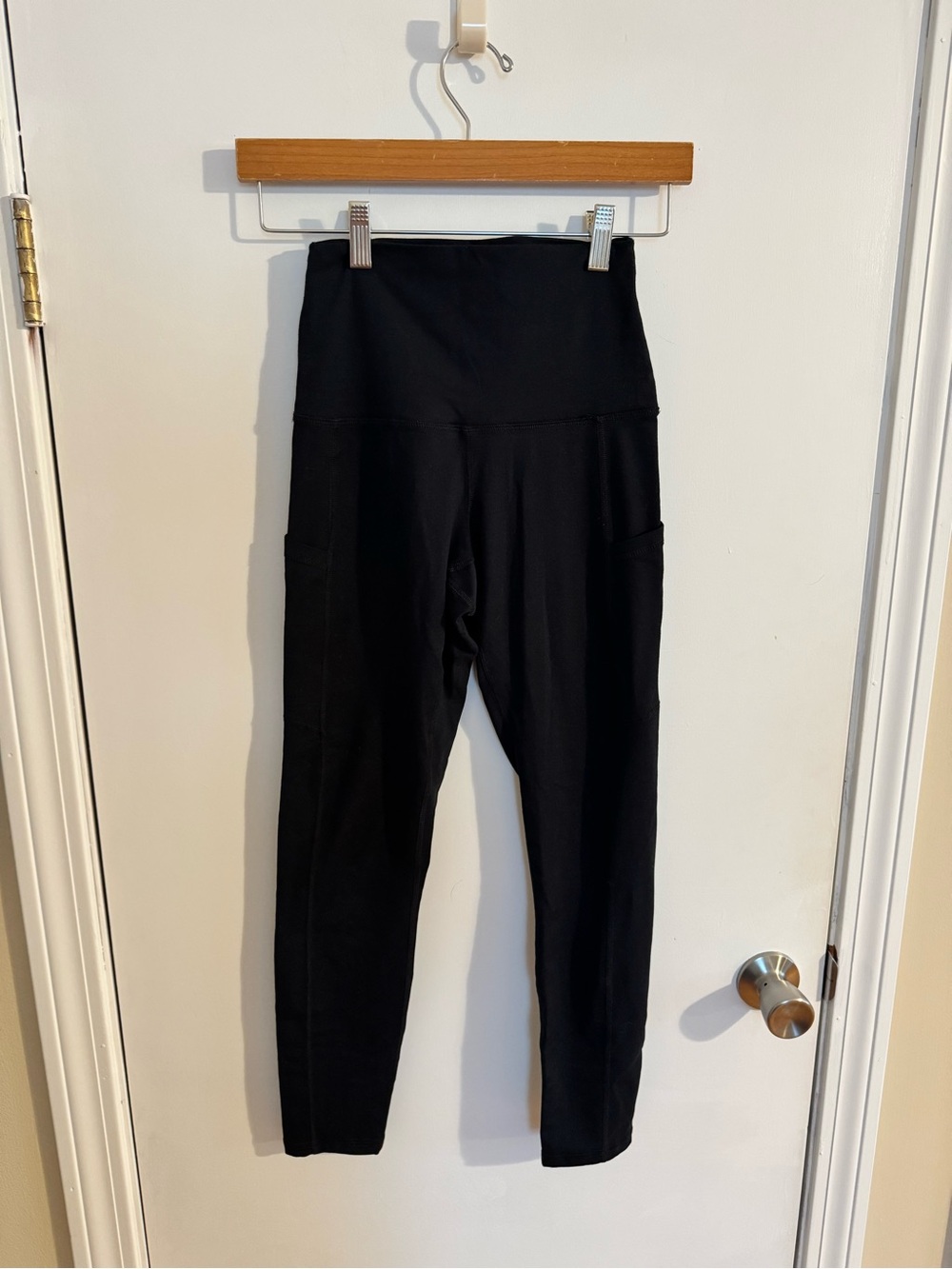 High-Waist Black Leggings with Side Pockets